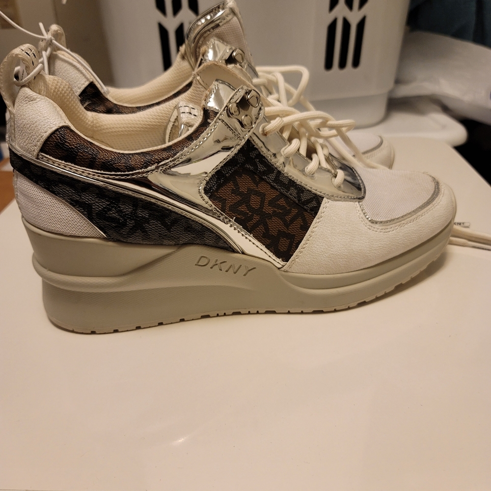 DKNY WOMEN SHOES SIZE 11 BRAND NEW